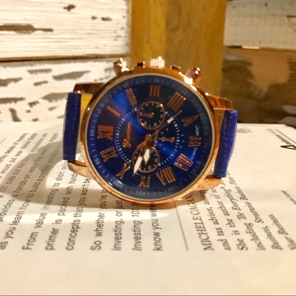 Luxury Fashion Faux Leather Analog Quartz Watch - Picture 2 of 5